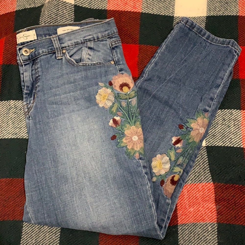FLORAL EMBROIDERED JEANS